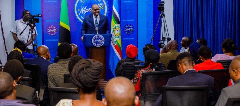 Waziri wa Ardhi, Nyumba na Maendeleo ya Makazi, Mhe. Deogratius Ndejembi, akizungumza na waandishi wa habari Mei 23, 2025 jijini Dodoma, kuhusu mafanikio ya Wizara katika kipindi cha miaka minne ya uongozi wa Rais Mhe. Dkt. Samia Suluhu Hassan
